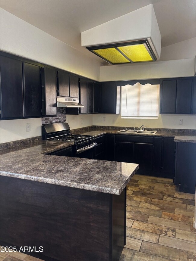 Building Photo - 814 E 13th St