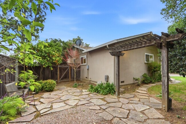 Building Photo - Remodeled 3 Bedroom 2 Bathroom Sunnyvale Home