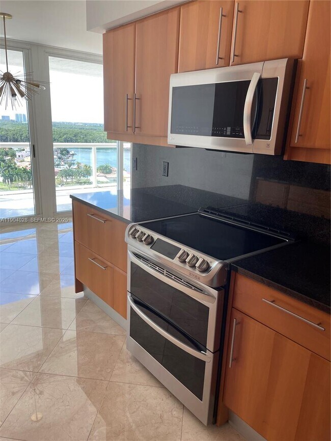 Building Photo - 16500 Collins Ave