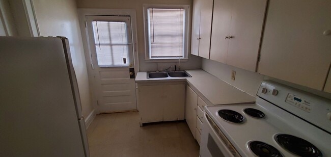 Building Photo - 1028 Willowbrook Dr