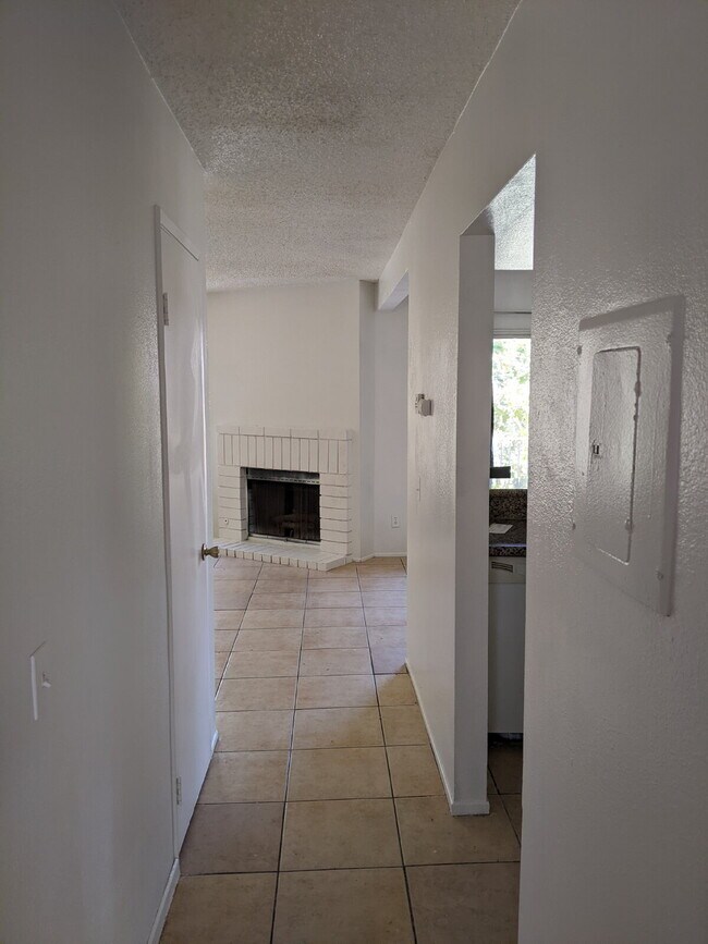 Building Photo - 2br condo in gated pool community