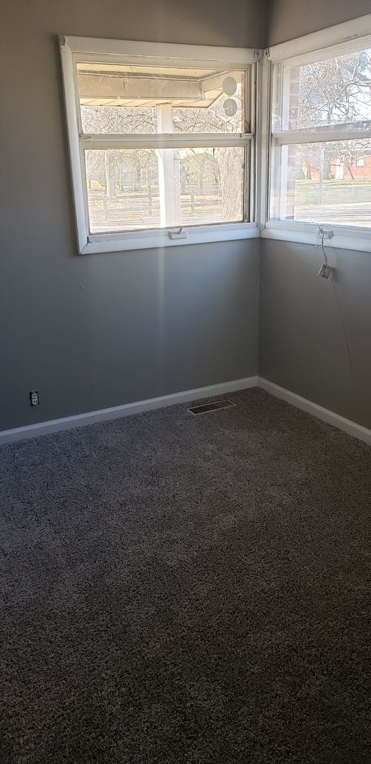 Building Photo - 4 bedroom 1.5 bath