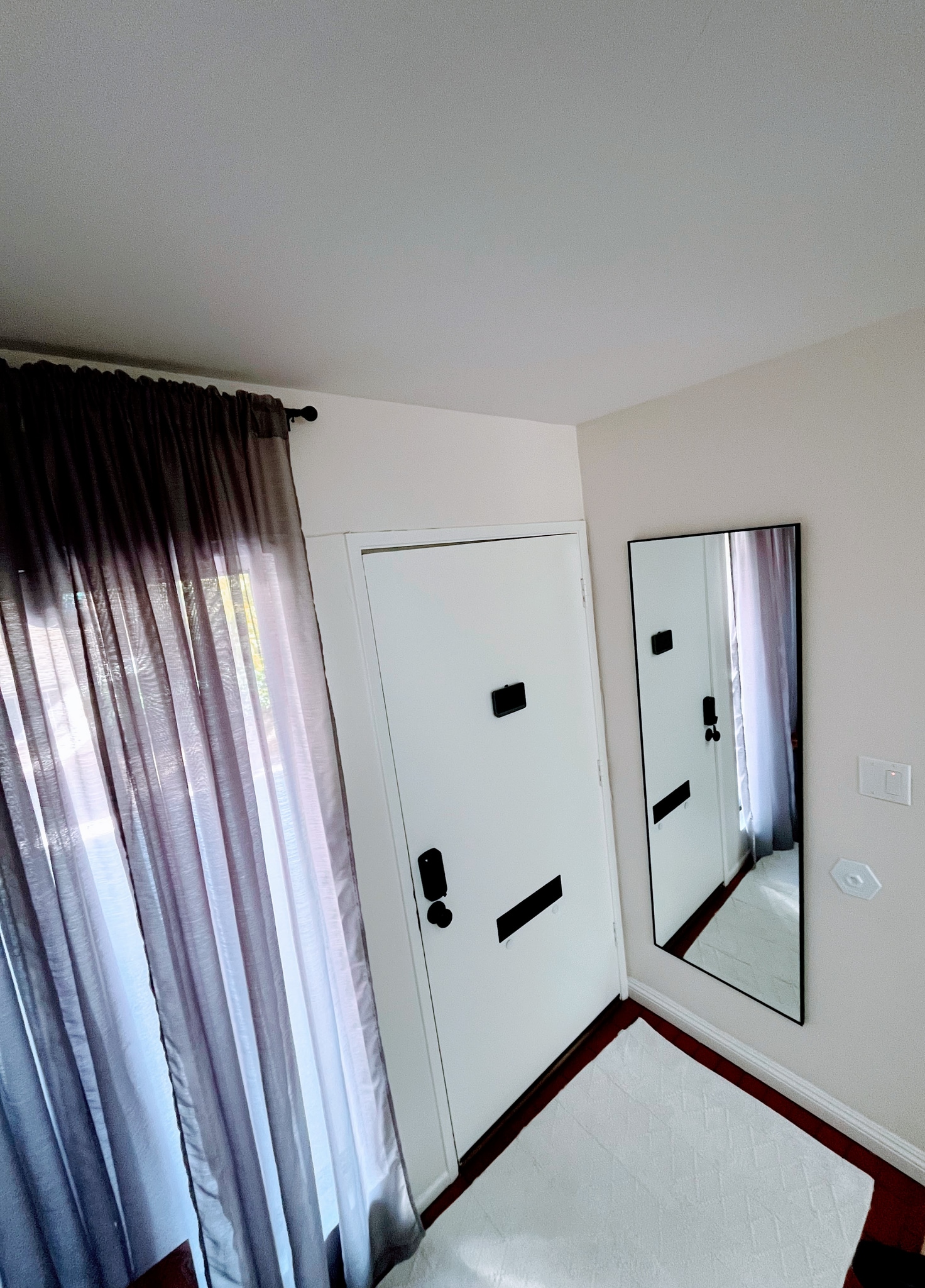 Entry hallway - 999 San Pasqual St