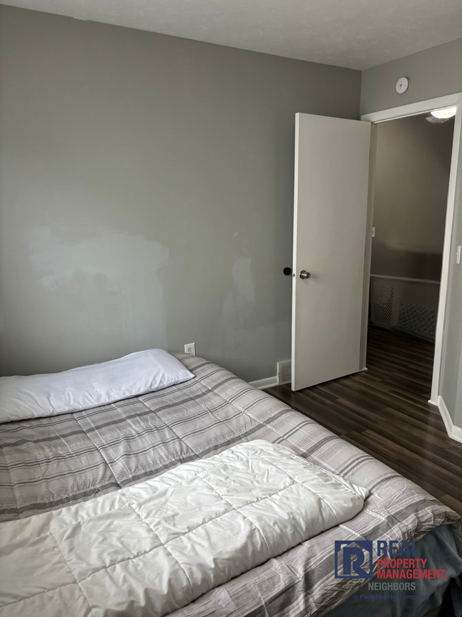 Building Photo - Three Bed, Two Bath Furnished Home Availab...