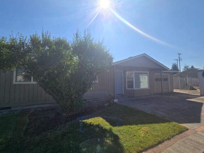 Building Photo - 1448 SW Canyon Dr