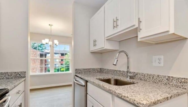 Building Photo - Commuter's dream, modern living