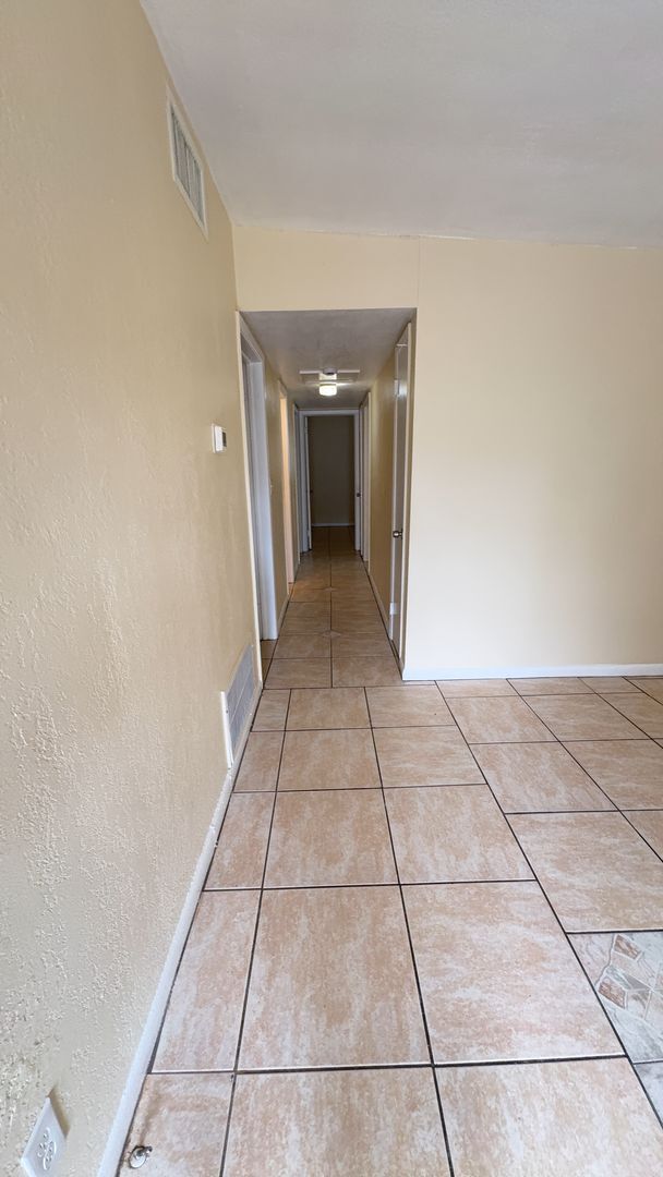 Building Photo - 3 Bedroom 1.5 Bathroom Home For Rent -Corner lot / Fenced