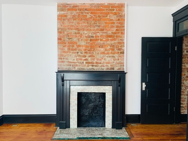 Building Photo - 3 Bedroom 2.5 Bath Just Steps from Franklin Park!!