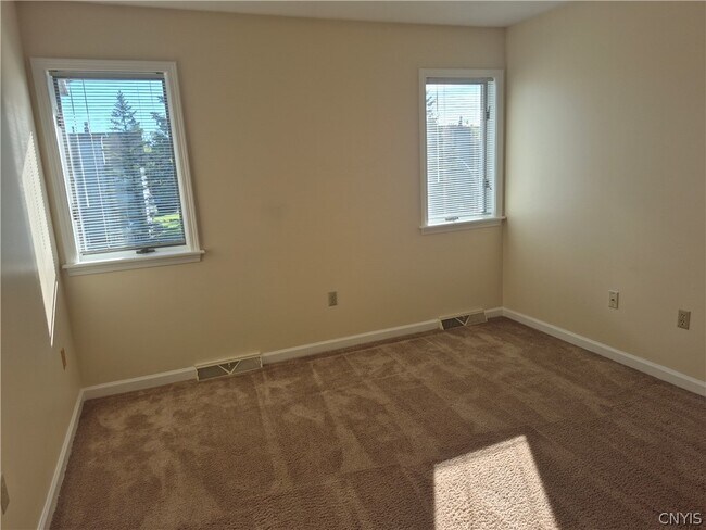 Building Photo - 435 Summerhaven Dr N
