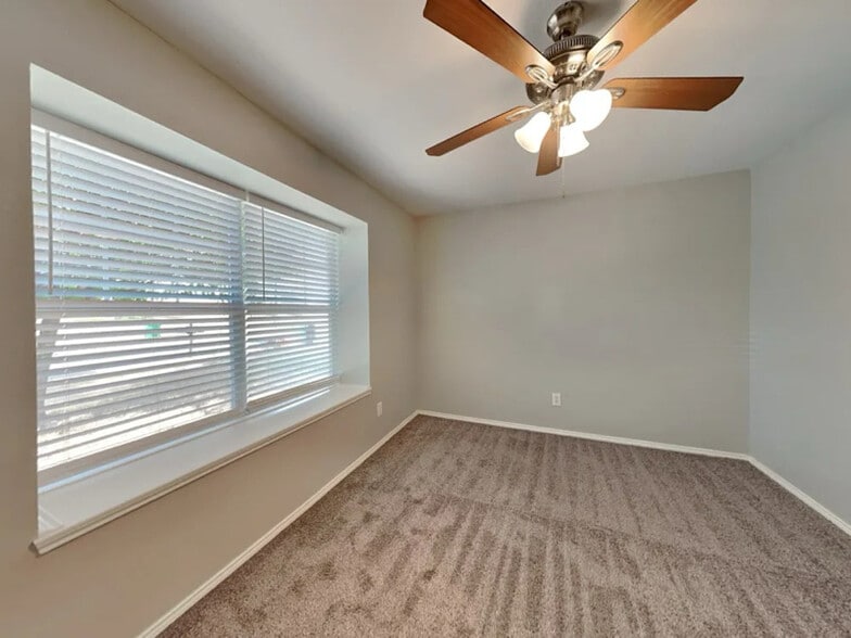 Building Photo - 1733 Vineridge Ln