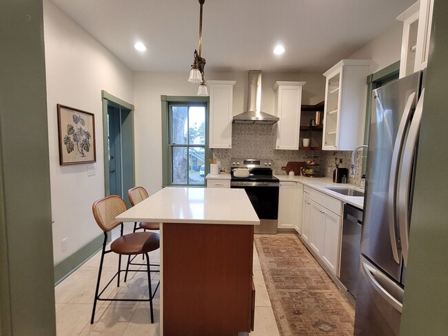 Building Photo - Beautifully renovated home in the highly d...