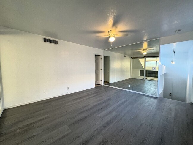 Building Photo - RUNAWAY POINT AT THE LAKES TEMPE