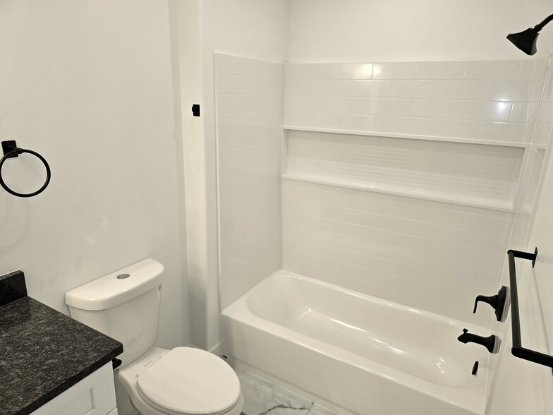 Full Bathroom - 202 E 1800 S