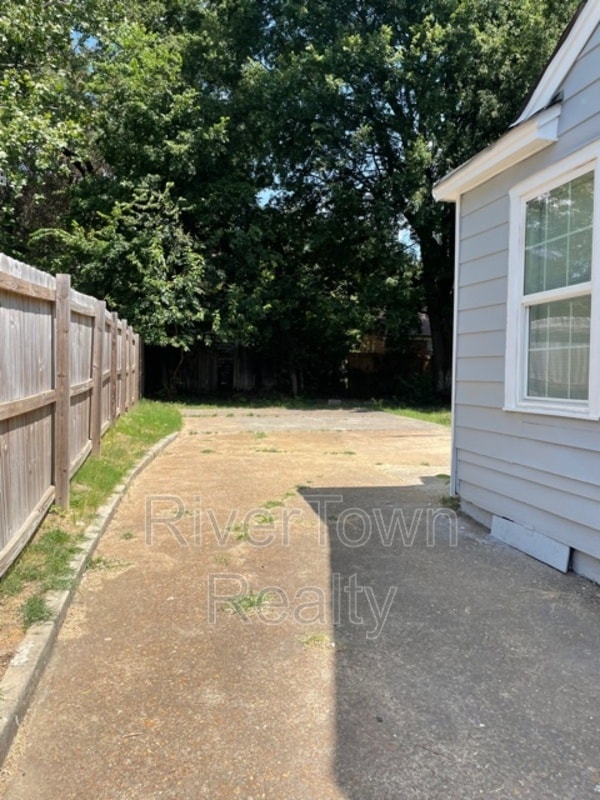 Building Photo - 822 Kippley St