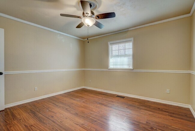 Building Photo - 4 bed 3 bath home!