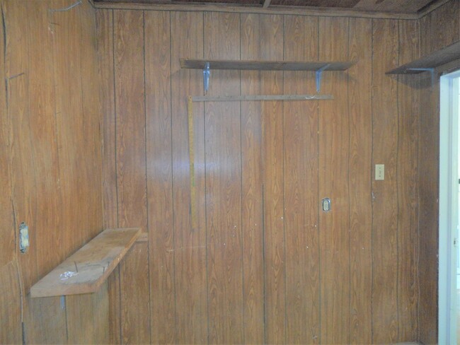 Building Photo - 3 Bedroom 2 Bath Brick Ranch Within 1 Bloc...