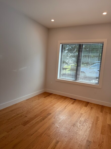 Building Photo - 27 Greycliff Rd
