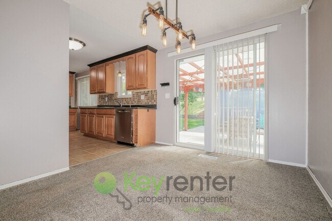 Building Photo - Des Moines 3 Bed Gem with Hot Tub and Spacious Layout