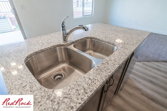 Building Photo - Private 4 Bedroom Corner Unit
