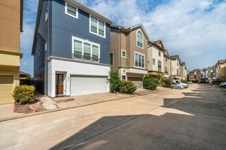 Building Photo - 3210 Clearview Cir