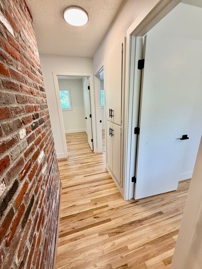 Building Photo - Freshly Remodeled 5bd/2.5bath Home w/ Daylight Basement in Heart of Multnomah Village