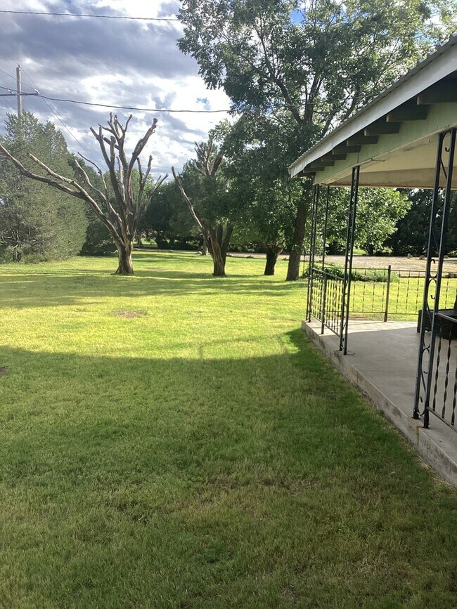 Building Photo - Country living close to town in Portales!