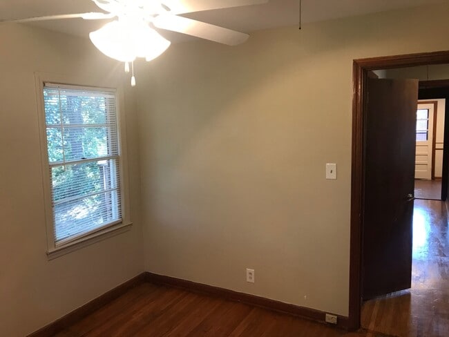 Building Photo - **AVAILABLE NOW**Nice 4 Bedroom / 1 Bathro...