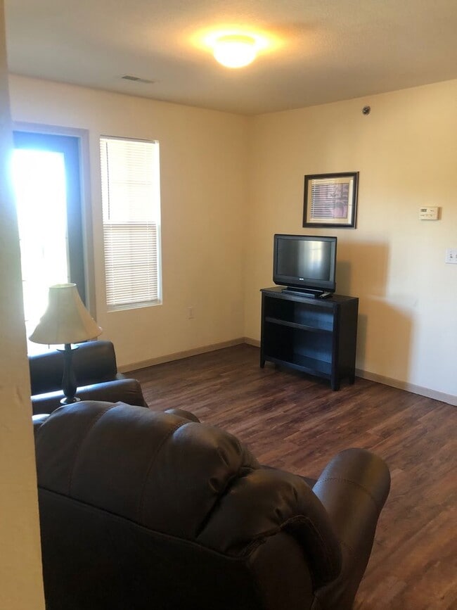 Building Photo - Ideal Location! Recent Remodel!