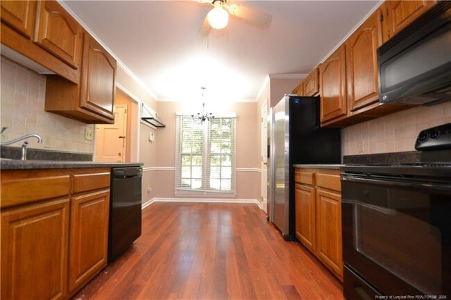 Building Photo - 121 Planetree Ln
