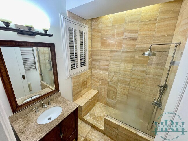 Building Photo - Beautiful and Spacious 1BR|1BA in Nob Hill...