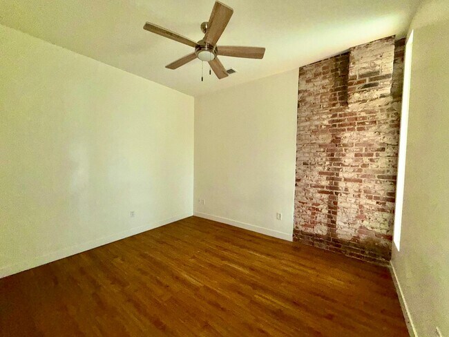 Building Photo - {2201 - D} Updated Pendleton Heights Condo Available Immediately