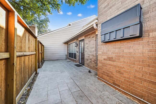 Building Photo - 13925 Hollowgreen Dr