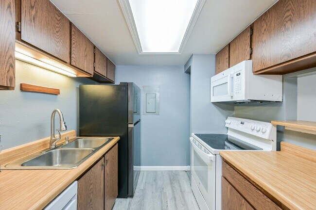 Building Photo - 940 S Walden Way