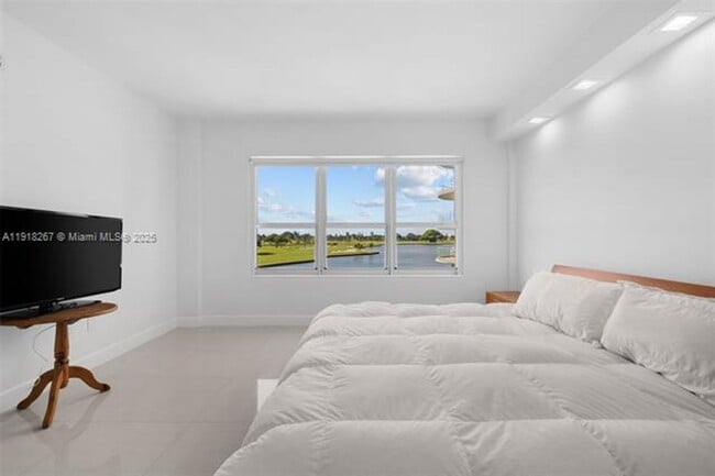 Building Photo - 9102 W Bay Harbor Dr