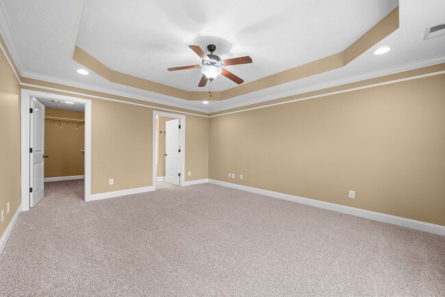 Building Photo - Three Bedroom with Bonus!