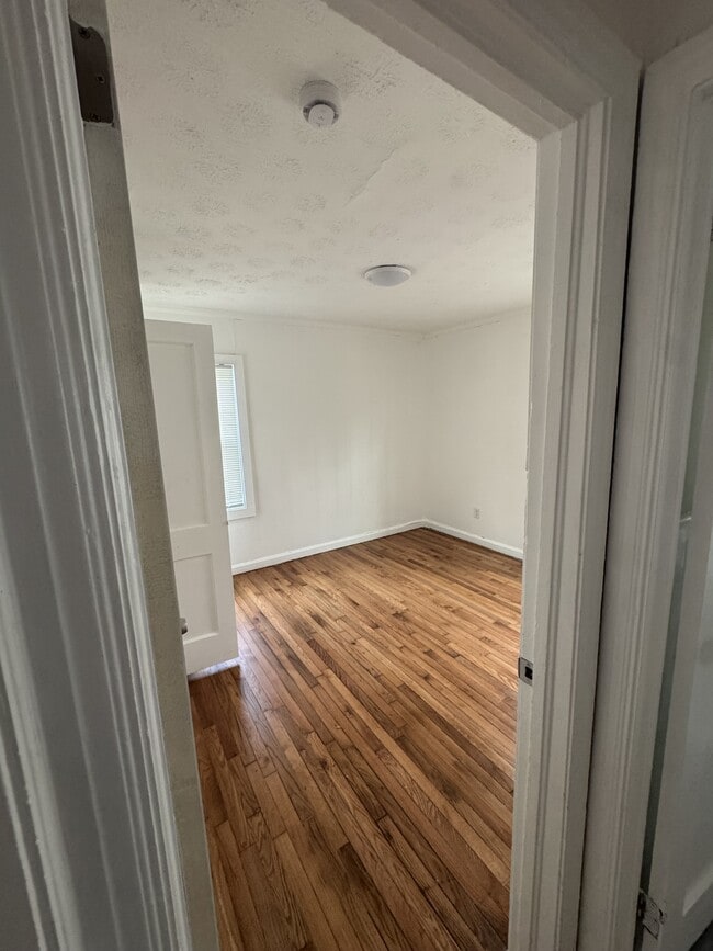 Building Photo - 2300 Carey Dr SE