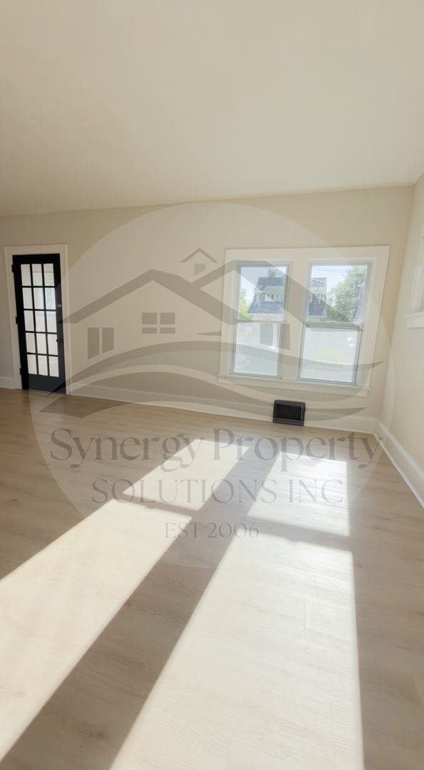 Building Photo - Large Home Available Now