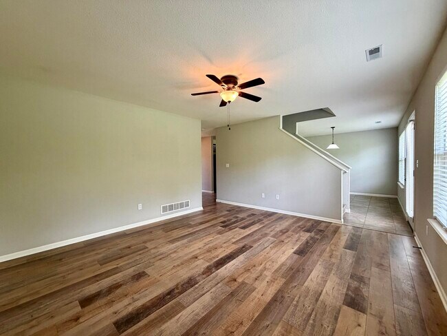 Building Photo - 1204 Louisville Dr