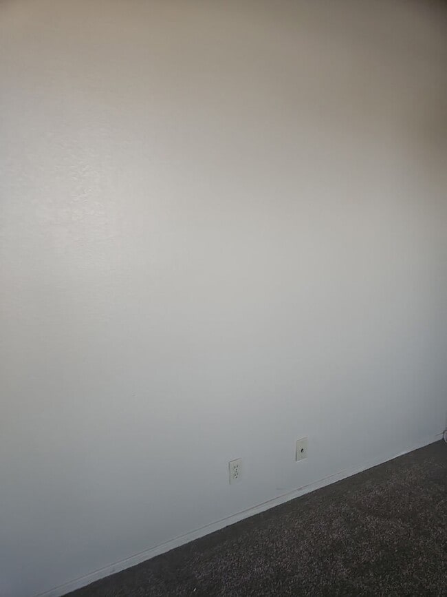Building Photo - 2 BEDROOM 1 BATH UNIT