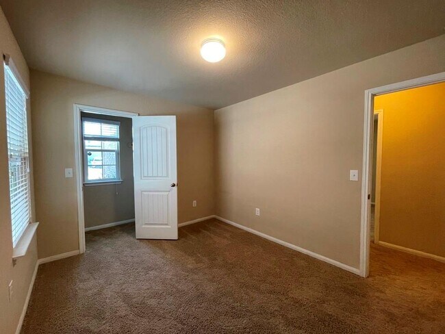 Building Photo - 3400 Ortman Dr