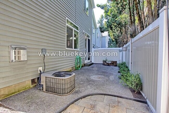 Building Photo - 3 Bed, 2.5 Bath Townhome Near Orchards Fre...