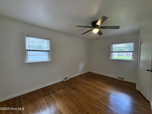 Building Photo - 218 Edgewood Dr