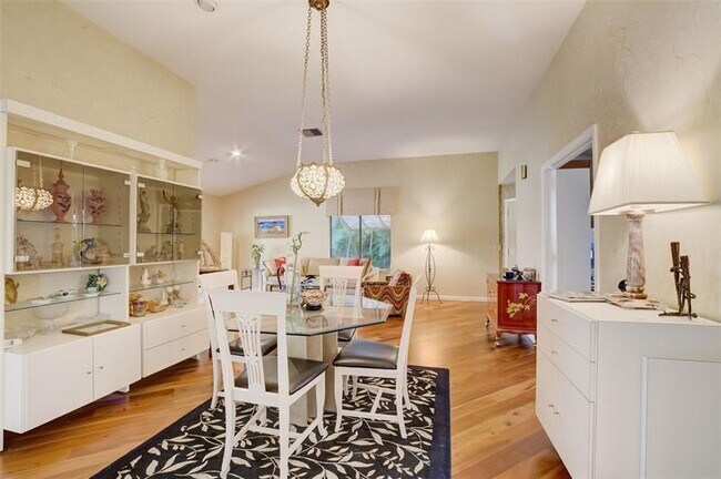 Building Photo - 5051 Pine Dr