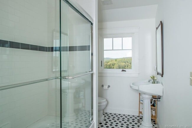 Building Photo - 121 Quaker Hill Rd