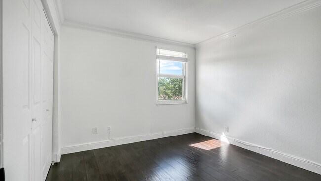 Building Photo - 5611 NW 118th Dr