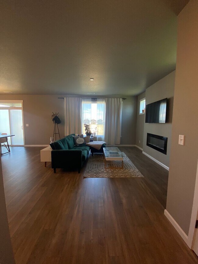 Building Photo - Beautiful 3-Bedroom Home with Covered Rear...