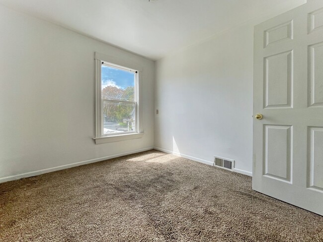 Building Photo - Huge 4 BR / 2 BATH Home | Central Air | Appliances + Washer/Dryer | 2 Car Garage | Eat in Kitchen