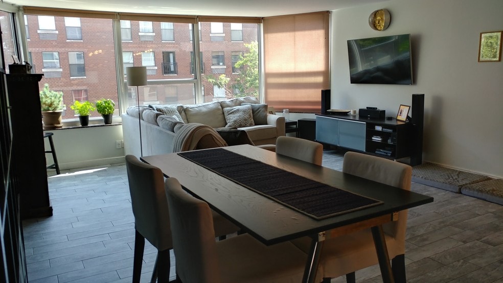 Bay windows bring in lots of natural light - 720 W Gordon Terrace