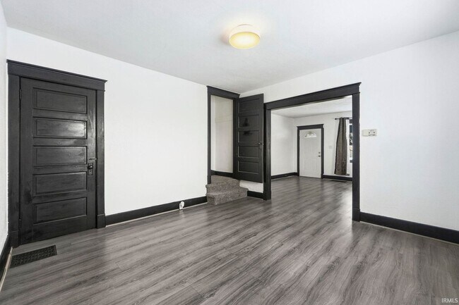 Building Photo - 3 bedroom available for immediate move i!