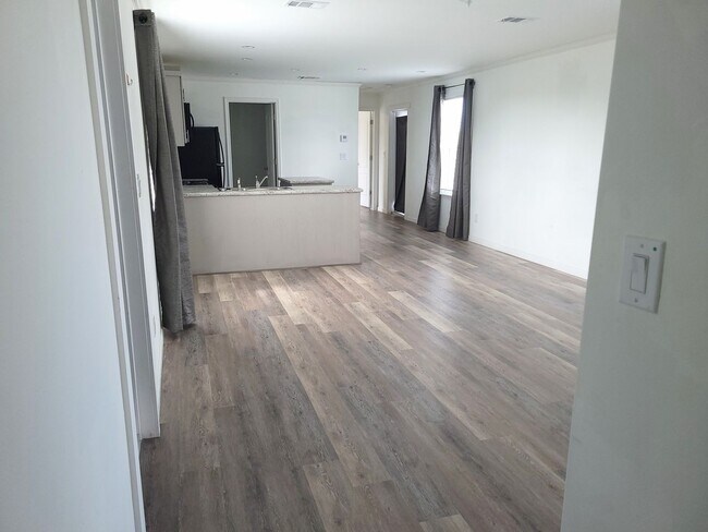 Building Photo - Centrally-Located 2-Bed/2-Bath Home, full ...